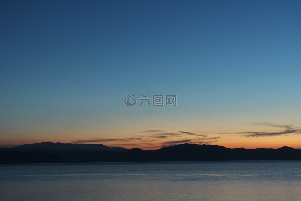 猪苗代湖,夜景,蓝色的天空