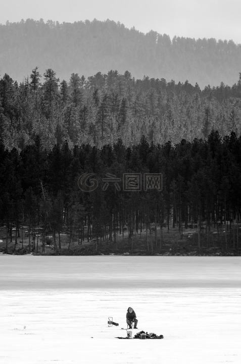 湖,冰捕鱼,黑色和白色