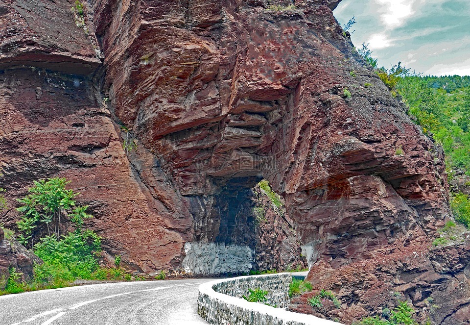 达吕斯三峡,红色的岩石,过境