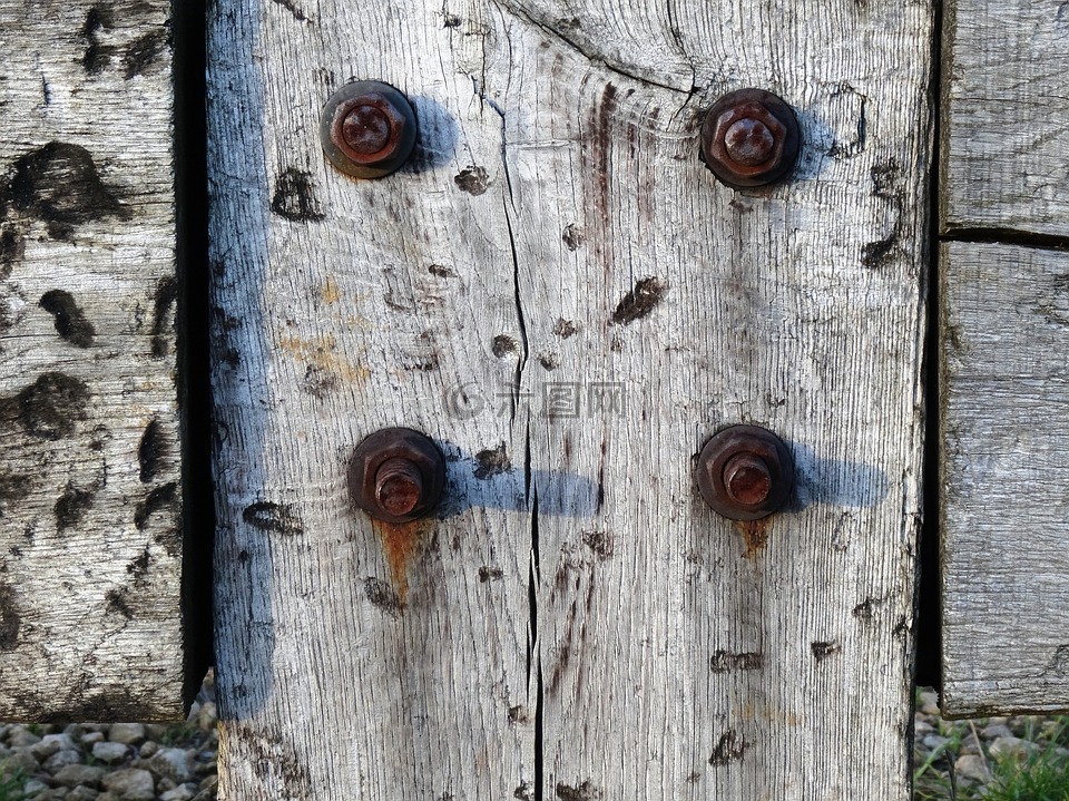 老的木头,生锈的螺栓,装配的木头和铁