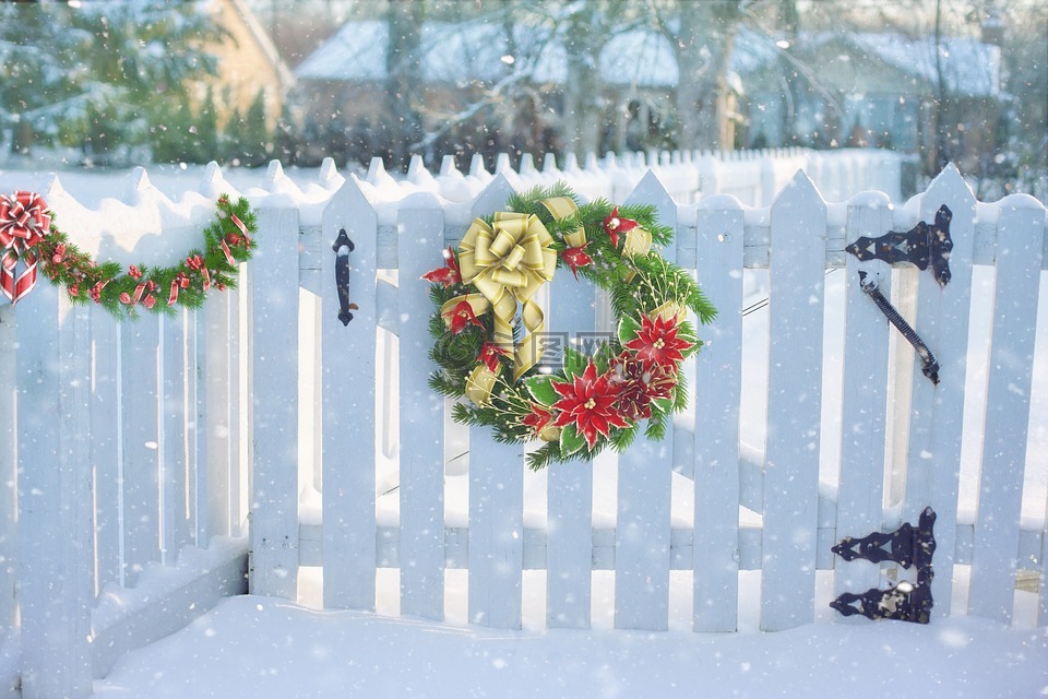 篱笆上的圣诞花环,篱笆,雪
