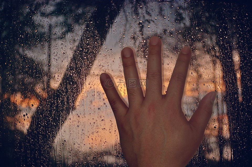 晚上女孩手接雨水图片图片