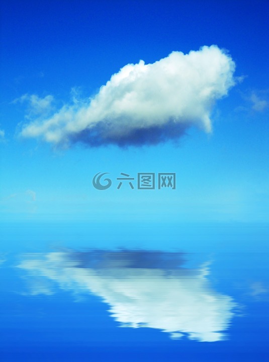 云,平静的海面,蓝色的天空
