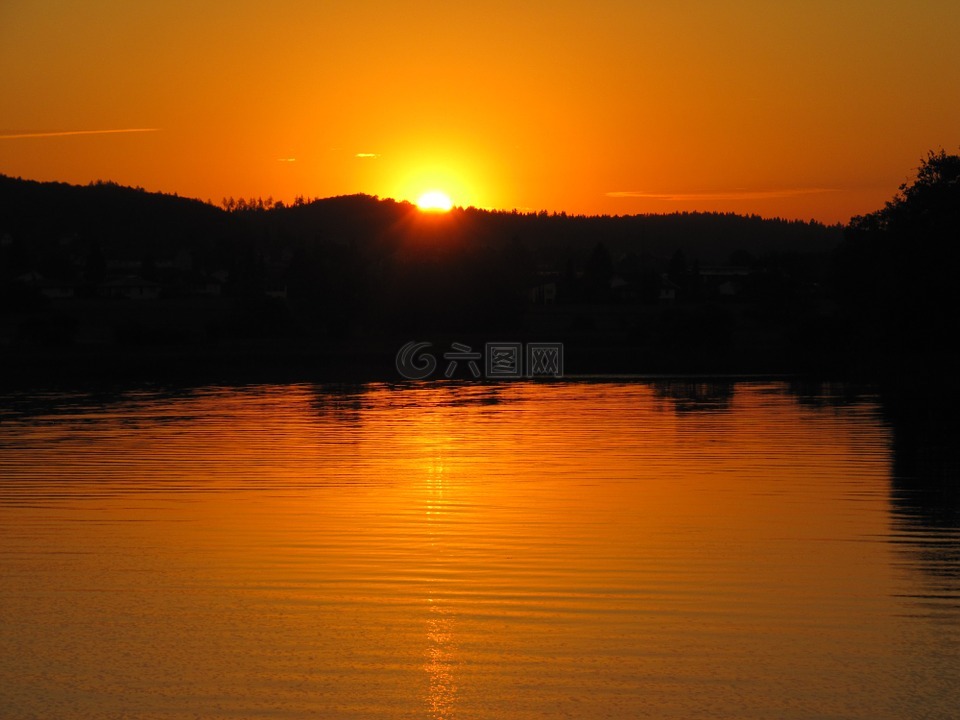 日落,性质,哈尔维尔湖