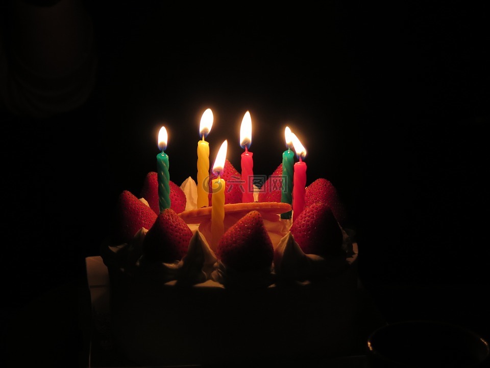 黑夜点燃生日蛋糕图片图片