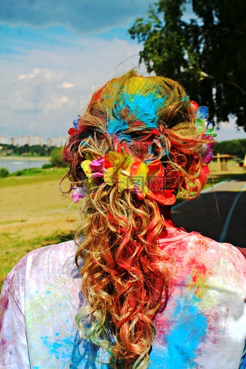 明亮的头发,洒红漆,色彩的节日