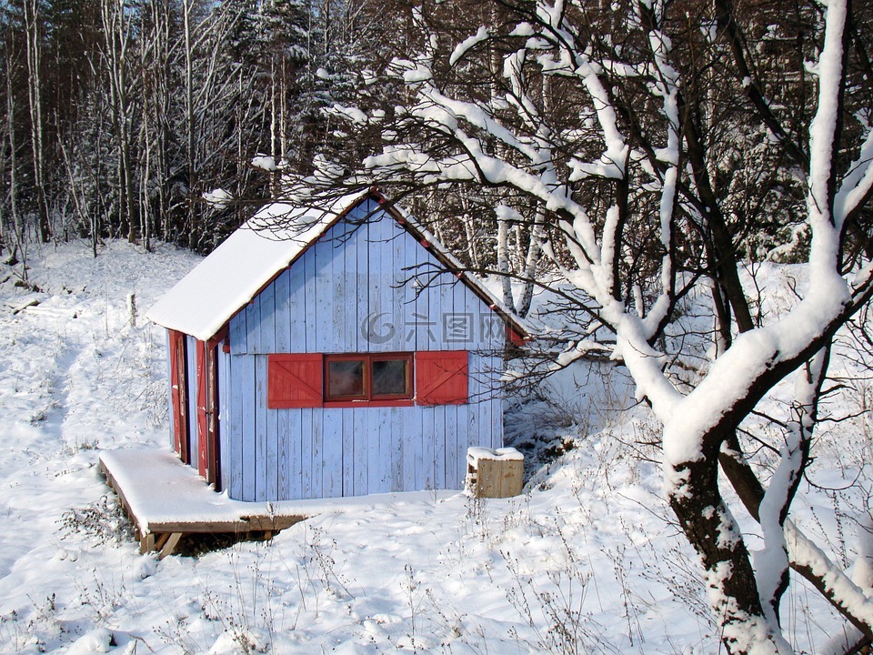 冬季,蓝色的房子,红色的百叶窗