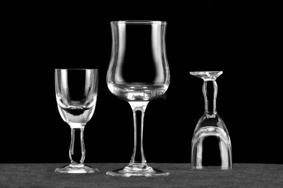 玻璃杯,黑背景,白线条