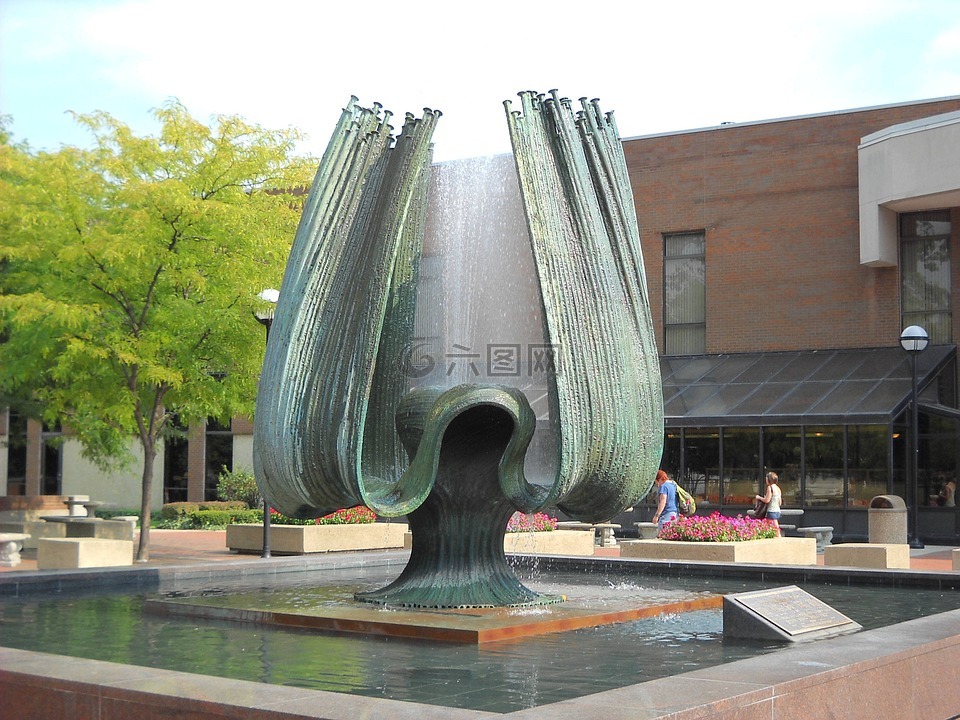 马歇尔大学,纪念喷泉,大学