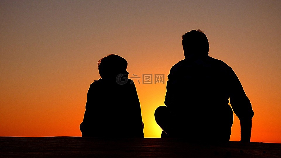 侧影,父亲和儿子,日落的时候