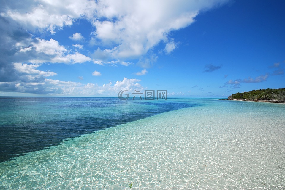 蓝色的水,空旷的海滩,假期