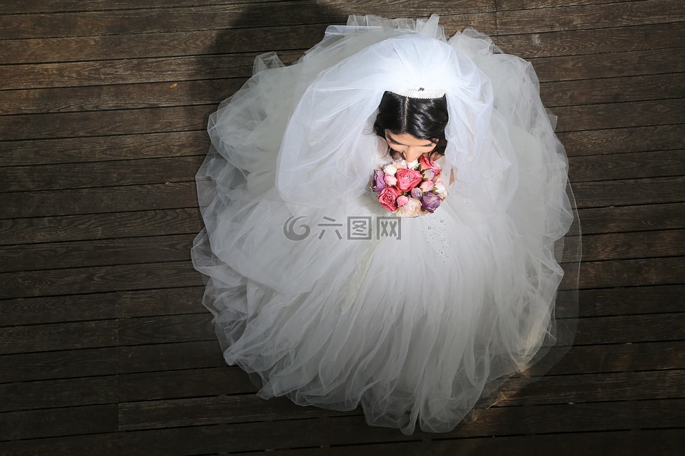 新娘,新娘穿婚纱的样子,新娘的花朵