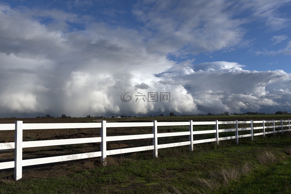 雨云,白色的篱笆,牧场