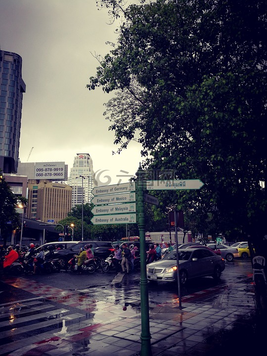 路标,曼谷,雨后