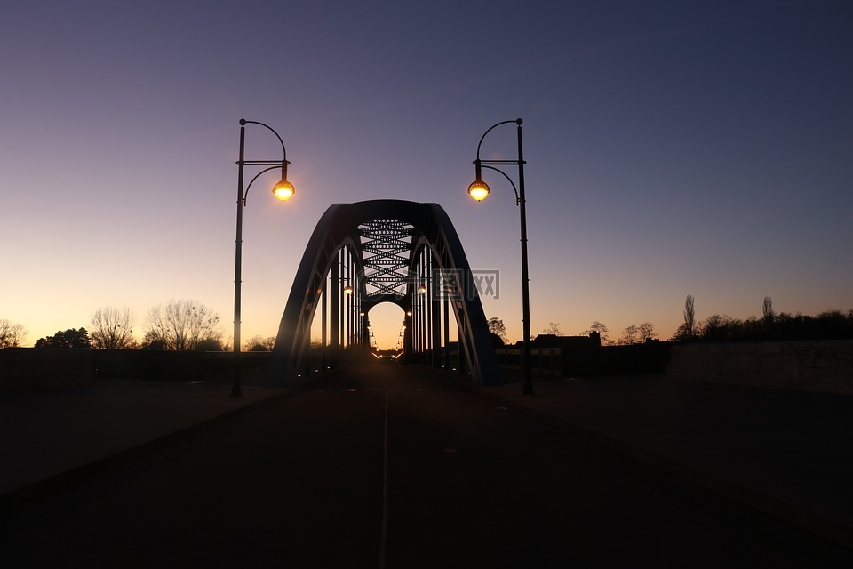 桥,夕照,城市的灯光
