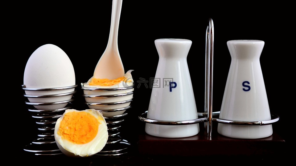 蛋,蛋杯,胡椒和盐