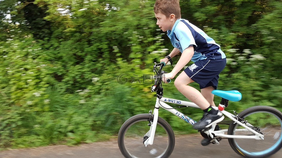 男孩外,男孩骑着自行车,自行车骑