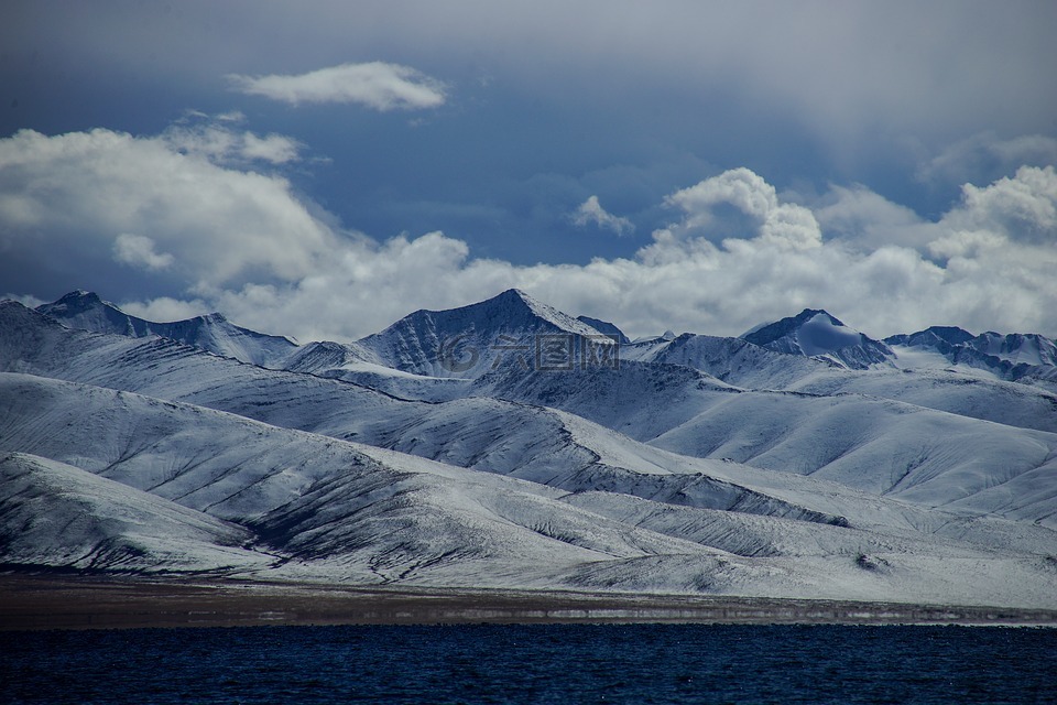 高原,蓝天,西藏的雪山