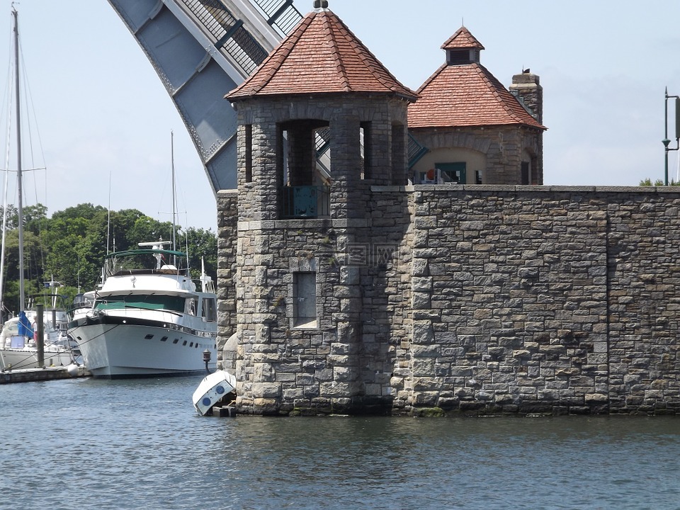 城堡护城河的吊桥图片