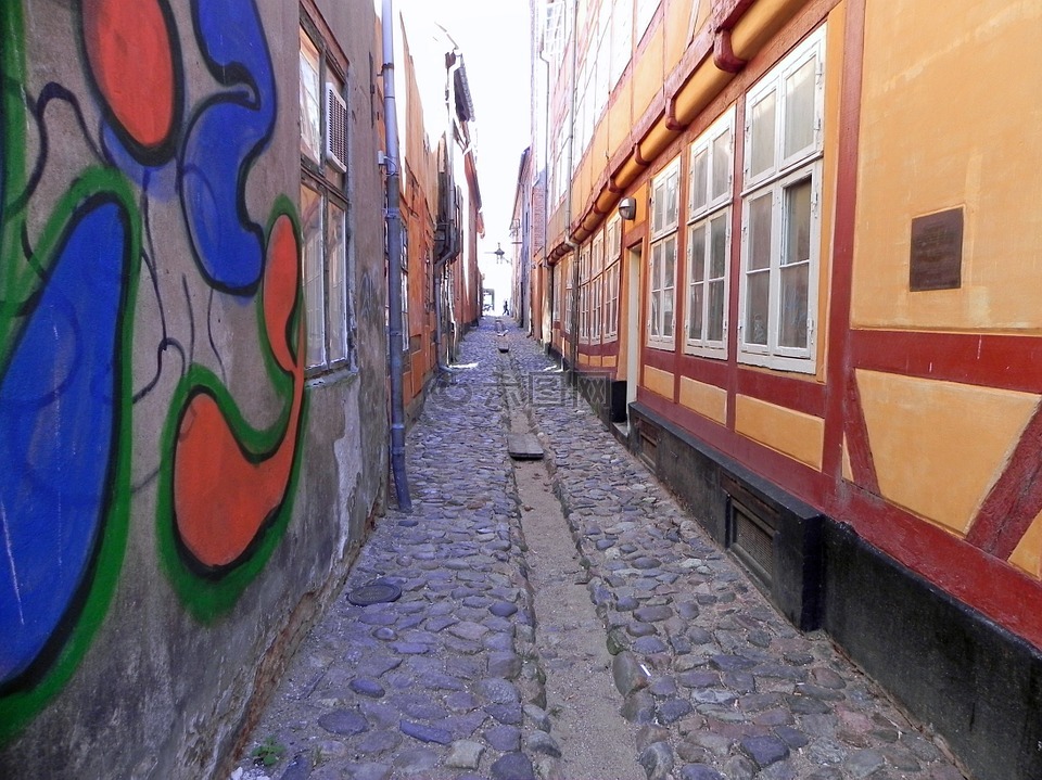 鹅卵石的街道,狭窄的街道,涂鸦