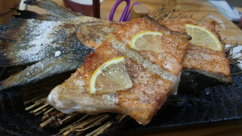 鲑鱼烤排骨,大马哈鱼,烤的鱼