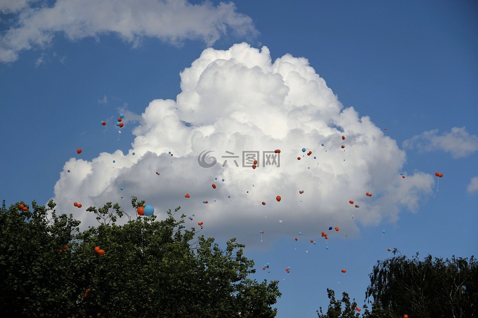 气球比赛,厚厚的云层,五颜六色的气球