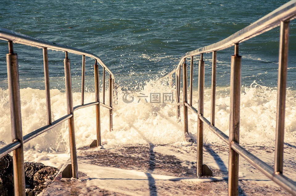 海,波,岸边的栏杆