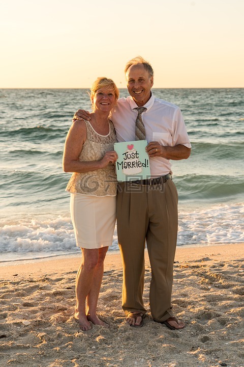 海滩婚礼,对幸福的夫妻,日落