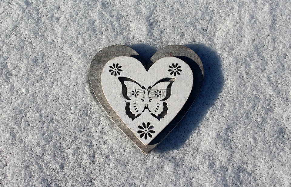 心,雪,心脏在雪地上