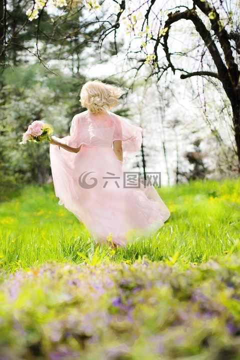 可爱的女人,粉红色的连衣裙,运行