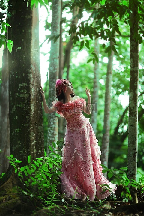 美丽的女人,衣服,森林