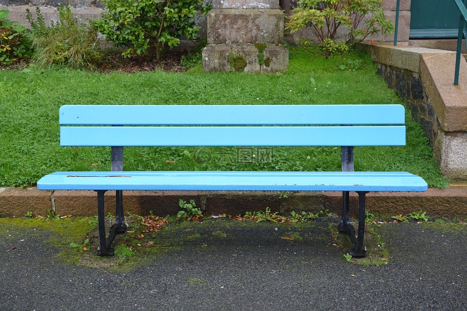 台公园的长凳上,蓝色的颜色,休息