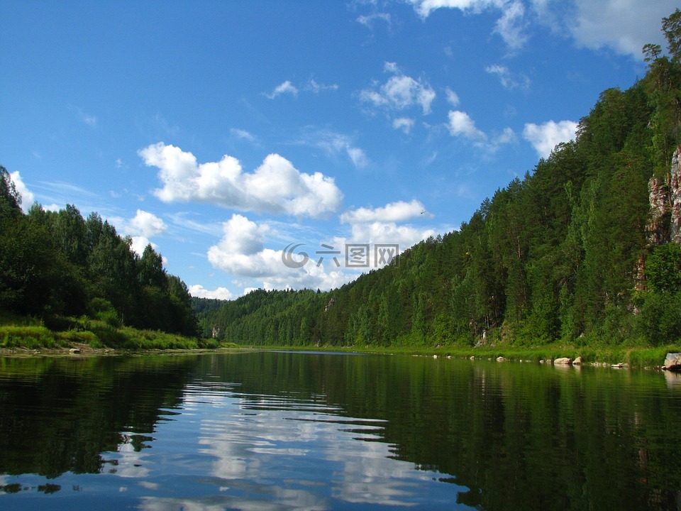 该chusovaya河,彼尔姆边疆区,天空