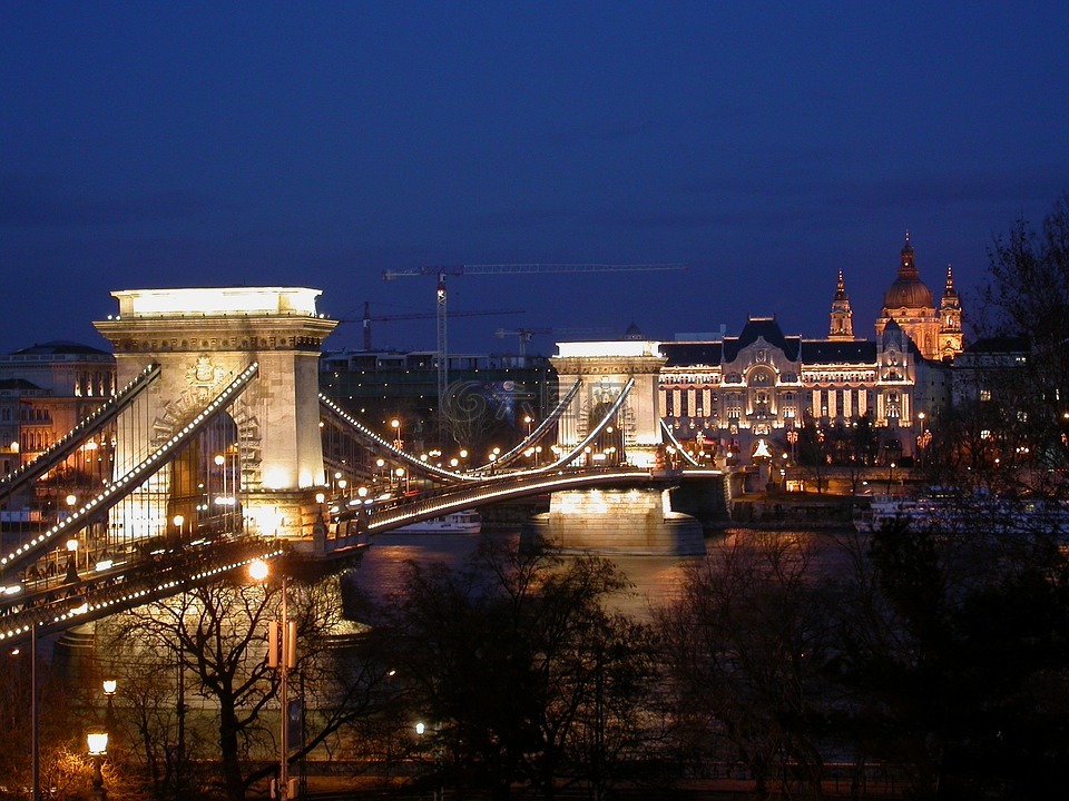 在晚上的链桥,链桥布达佩斯,链桥照亮