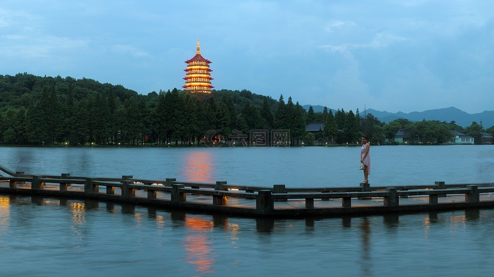 杭州西湖夜景,雷峰塔灯光,西湖长桥公园