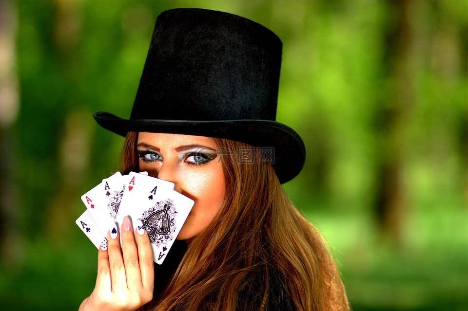 女孩,礼帽,扑克牌