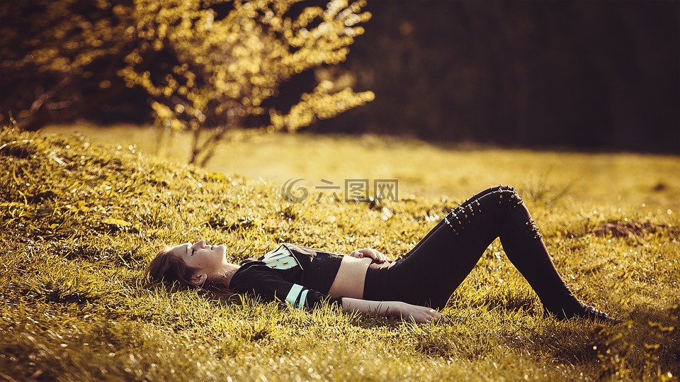 女孩躺在草地上,自由,体育