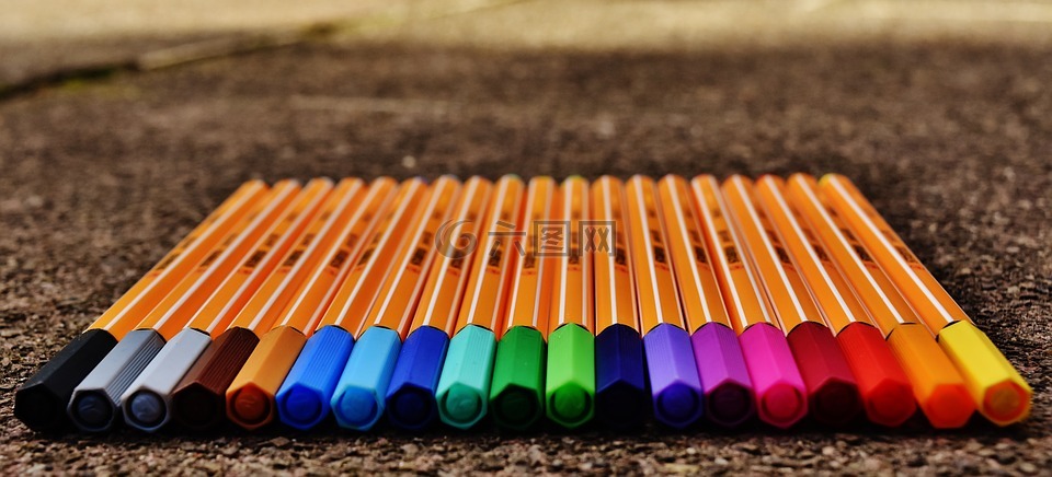 钢笔,彩色铅笔,彩色的铅笔