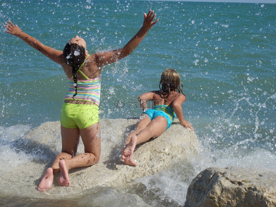 有趣的夏季,溅起的浪花,海滩