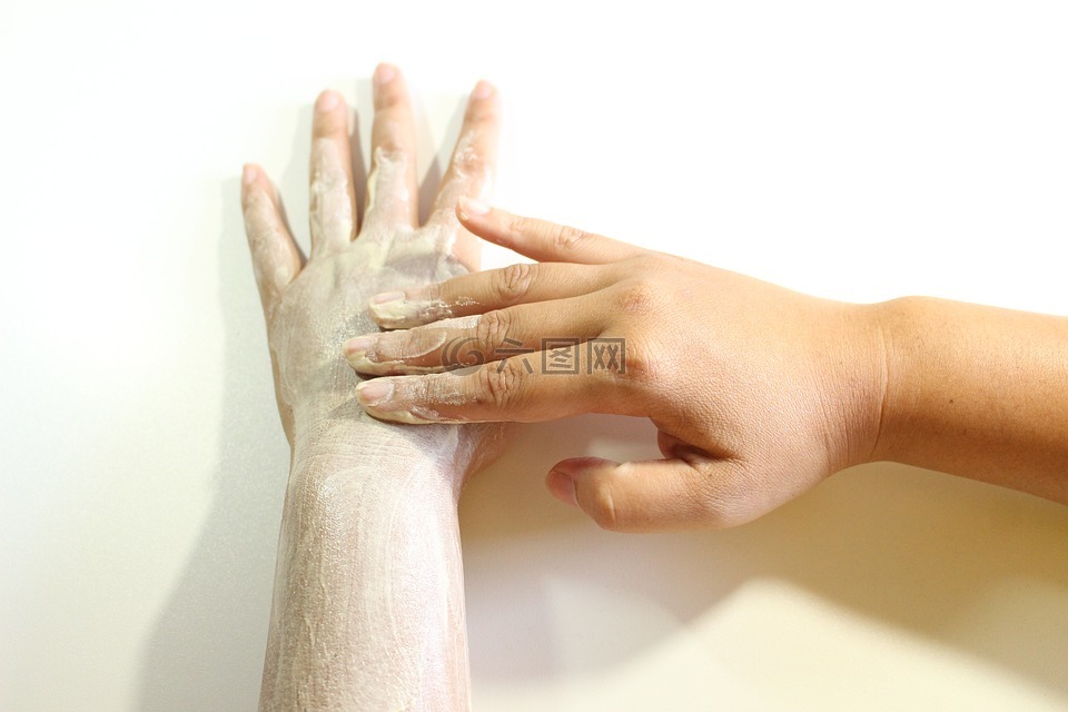 身体磨砂,磨砂膏,用手搓洗