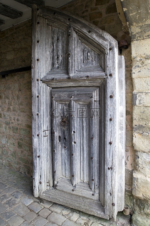 中世纪的橡木门,铁螺栓,犹大门