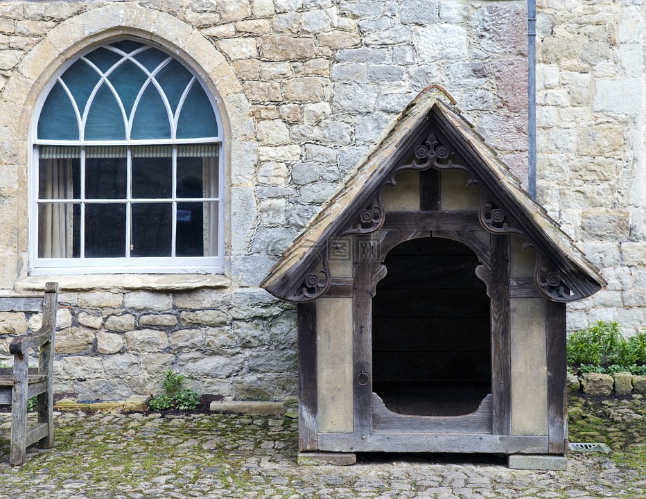 精致狗窝,中世纪的庭院,晚格鲁吉亚窗口