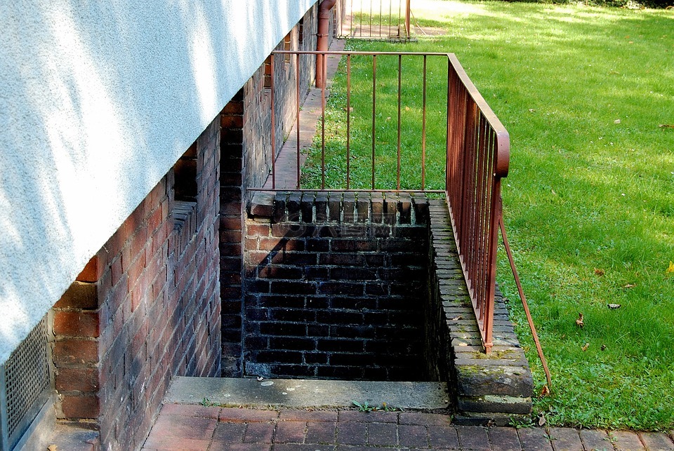 地下室的楼梯,栏杆,不锈钢