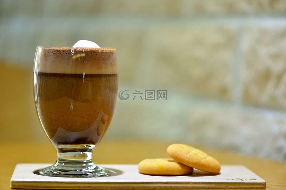 热巧克力,黑色的可可豆,咖啡厅