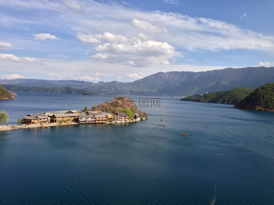 沪沽湖,小岛,蓝天