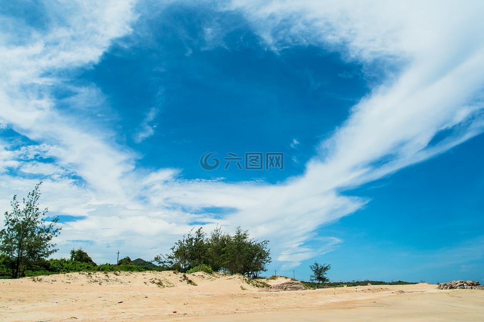 沙丘,白色的云,蔚蓝的天空