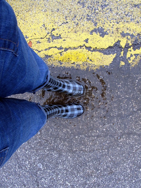 橡胶靴,雨,水坑里