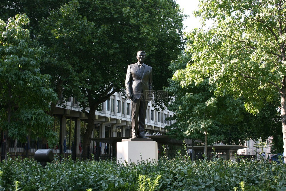 罗纳德 · 里根,雕像,格罗夫纳广场