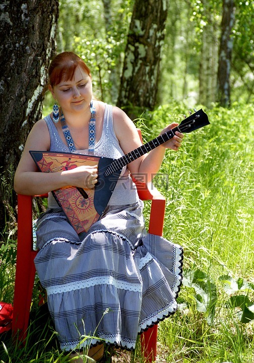 女孩与巴拉莱卡,乐器,俄罗斯民间衣服
