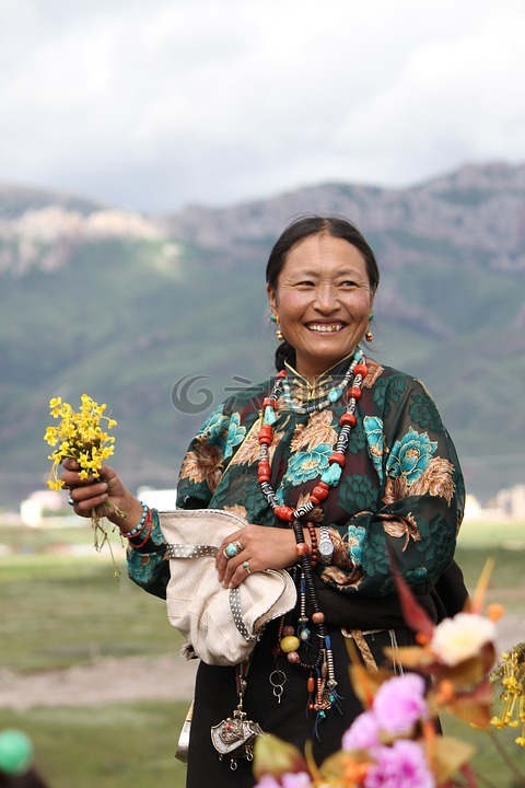 人物,西藏民族,手上拿著花